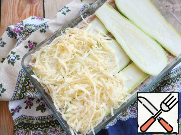 Then a layer of zucchini, then meat and then zucchini again on top.
I salted the zucchini a little, but it's a matter of taste.
I got three layers of zucchini and two layers of meat.
Spread the remaining cheese on top.