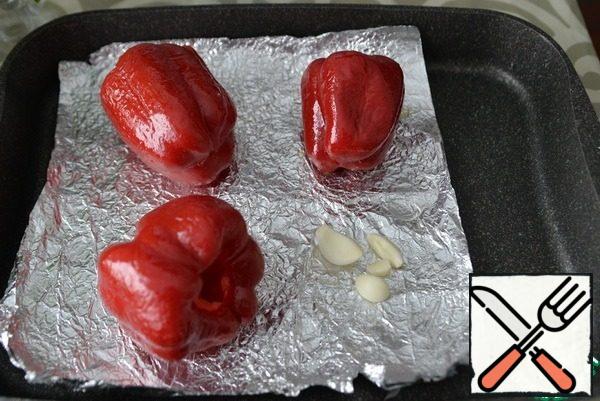 Just say that this is a small portion, feel free to cook 2 times more.
The photo shows more peppers, since I baked them for another recipe. Wash the peppers, remove the stalk, and oil them. On a baking sheet, put the foil, garlic and pepper on it. Put in a heated oven and bake at 200 degrees for 30 minutes.
