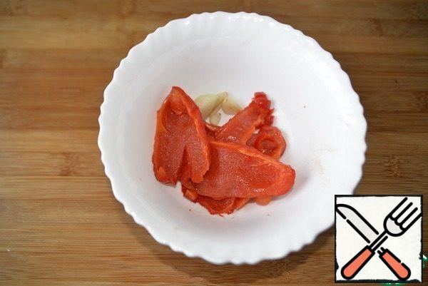 Remove the skin from the pepper, cut it, and punch it with a blender along with the baked garlic.
