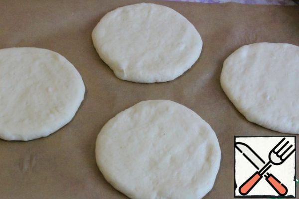 I made 4 tortillas, you can have one.
Divide the dough into 4 parts.
Grease the baking sheet with oil - I baked it on parchment.
Roll out the tortillas, approximately 1.5 cm thick