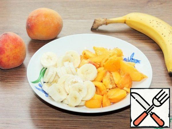Peeled bananas and peaches, put in the refrigerator for 1 hour in advance. Then cut.