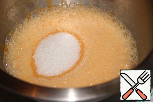 Beat the eggs lightly and add sugar. Stir.