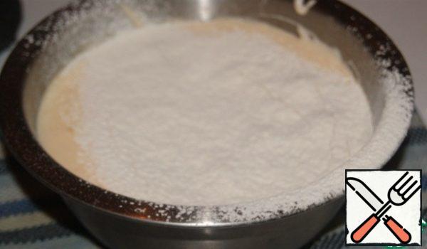 3. the Sifted flour is kept on the surface of the mixture in an even layer.