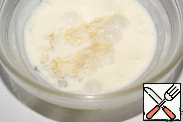 Soak the gelatin in cold water.
Cream cheese with sugar and vanilla.
Heat 2 tablespoons of cream and dilute the pressed gelatin in them. Add to the cheese mixture and mix well.