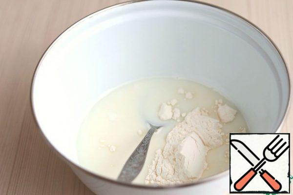 Add 200 ml of milk to the bowl and heat it up slightly. Then add the sugar (1 tablespoon), add 2 tablespoons of flour.