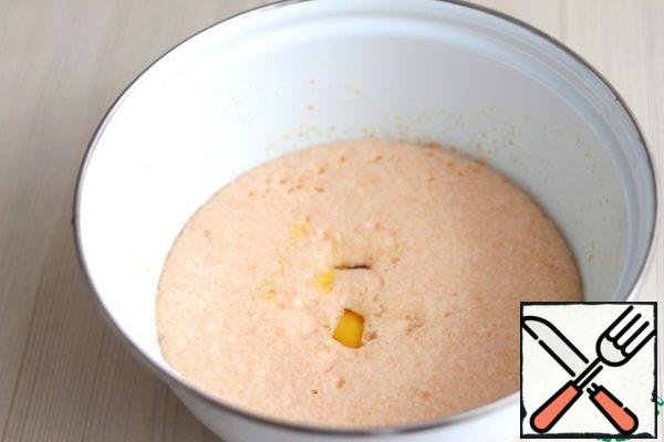 As soon as a cap of small bubbles forms on the surface, the sponge is ready. Then add 2 egg yolks, add the rest of the sugar and salt (1/2 tsp). Melt the butter (150 gr.), cool it to room temperature and add it to the prepared milk-yeast mixture. Beat the mixture with a whisk.