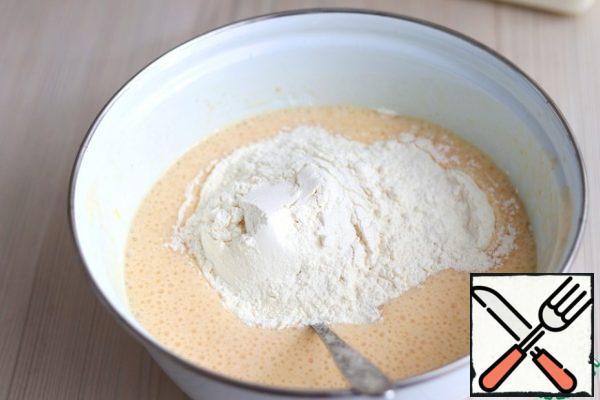 Then gradually add the rest of the flour. Flour may need a little more, the flour is different. Replace the dough. Cover the container with the dough with a towel and leave it to rise. After the first rise, knead the dough and put it to rise again. Then you can start forming the rolls.