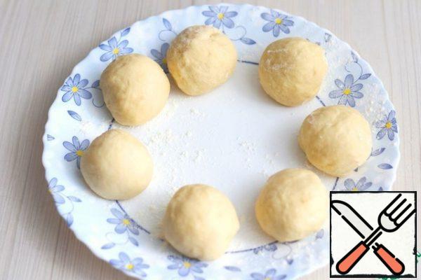 Divide the dough into equal pieces, in my case, the weight of each piece is 50-55 gr. the Pieces are rolled into balls, put the balls on a flat dish or cutting Board and cover with a towel or food wrap, so that there is no zavetrivanie pieces.