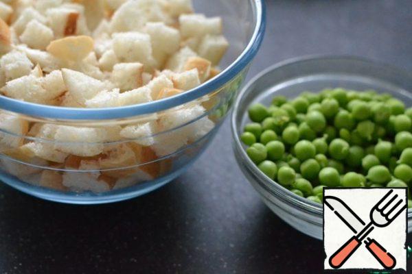 Cut the bagel into small pieces and pour in the milk.
Peel the green peas.