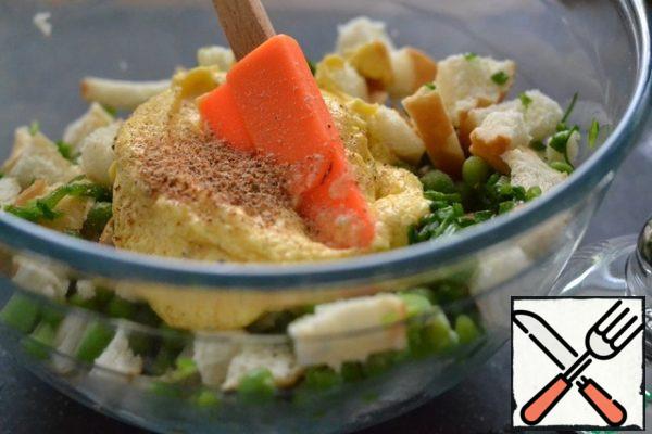 In a bowl, mix the bagels, green peas, butter, nutmeg, and parsley.