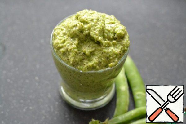 In a mixer, mix all the ingredients for the pesto, except the lemon.
Add the lemon juice to the finished pesto and mix.