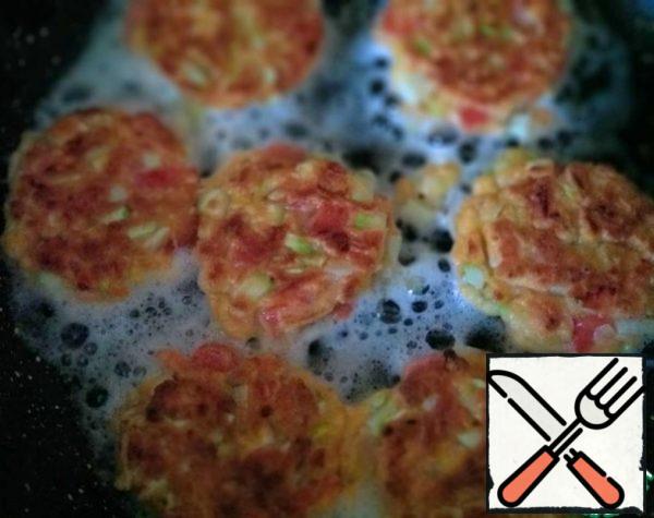 From the resulting mass, fry small pancakes in olive oil (2 tbsp.).