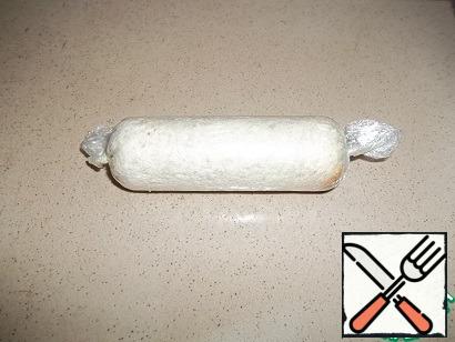 Wrap the roll quite tightly in cling film, twist the ends with candy.