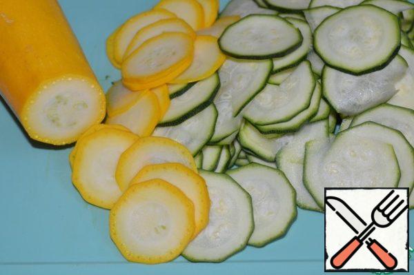 Young zucchini (diameter approx. 2 cm.) cut into slices with a thickness of approx. 1 mm. with a knife or grater.
Put in a bowl, sprinkle with salt, mix and leave for 40 minutes.
Drain the resulting juice.