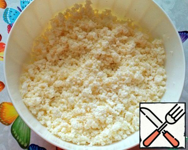 Mash the cottage cheese with a fork. It is better to choose cottage cheese not pasty, but more dry, I had a rustic one.
