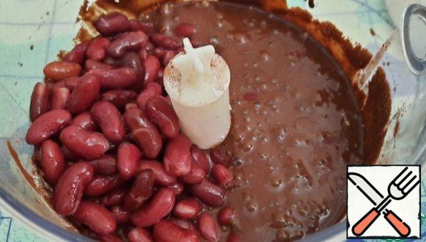 Add any nuts you want, hazelnuts, cashews, or almonds. I added cashews.
Wash the beans until clear water, add to a blender, mix well.