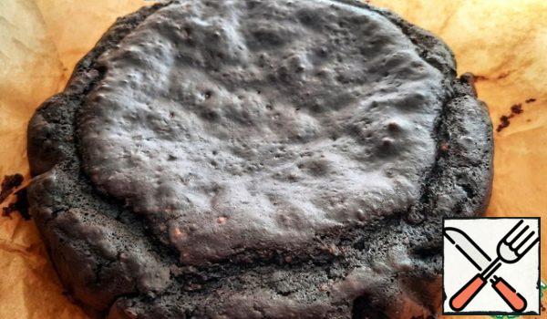 I got a little clumsy, with an interesting cap. Cool. You can already serve, you can sprinkle with powdered sugar or cocoa, pour chocolate glaze.