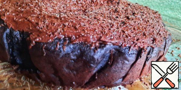 I melted 100 grams of chocolate in the microwave, added 3 tablespoons of condensed milk, greased the cake and rubbed the dark chocolate.


