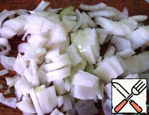 Prepare vegetables:
cut the onion.