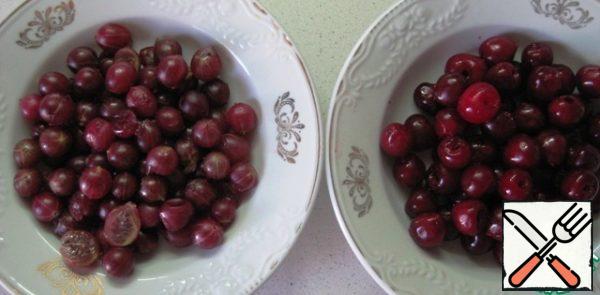 Wash and dry the berries. Remove the cherry pits; gooseberry-tails, large can be cut.