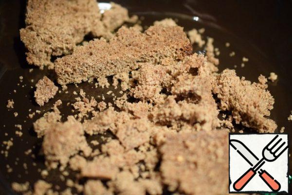 Crumble and mash the crumb with your hands.