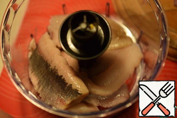 Chop the herring in a blender.