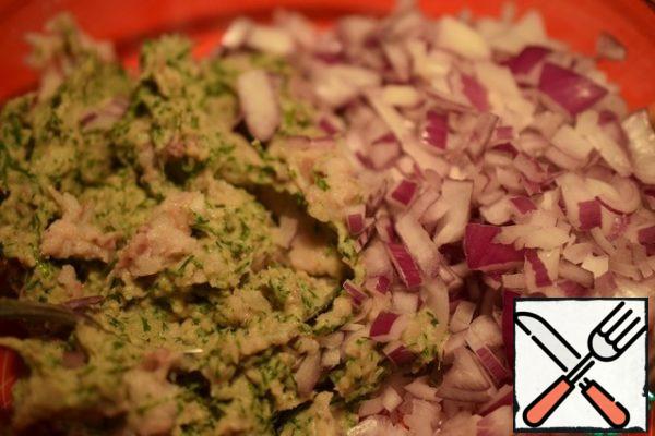 Take out the herring, put it in a bowl, add the chopped onion.