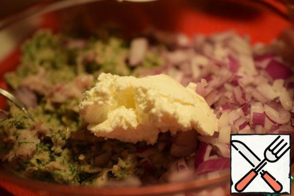 Add curd cheese, stir with a spoon.