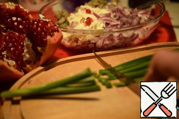 Finely chop the onion with a knife and add to the herring mixture