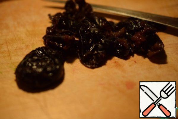 Finely cut the prunes with a knife and add to the herring mixture. Mix the whole mixture