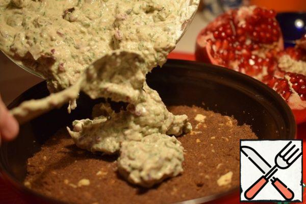 Take out the bread base from the refrigerator. Spread the herring mixture on the bread base. Flatten with a spoon.