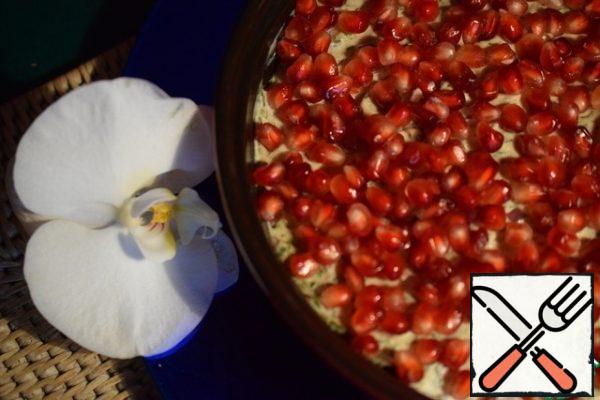Clean the pomegranate and sprinkle our cake tightly.