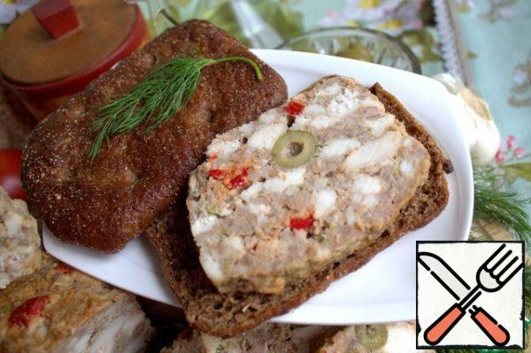 The extensions are also visible in the section. That's how we take it with us on rye bread. The rest is stored in a box under a lid in the refrigerator.