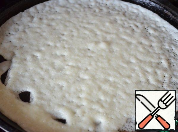 Bake in a well-heated pan for a minute on each side, medium heat.