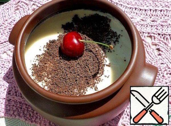 Take out, sprinkle with grated chocolate and decorate with berries.