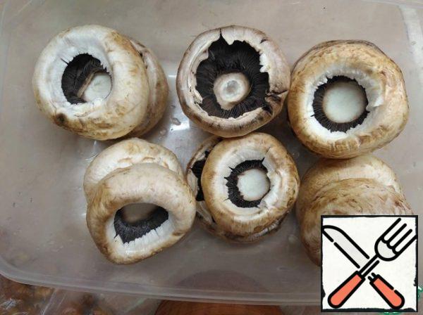 Remove the legs from the mushrooms and