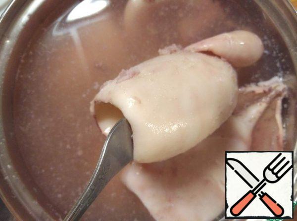 Bring the squid to a boil, cook for half a minute (30 seconds!), remove it, and pour cold water over it.