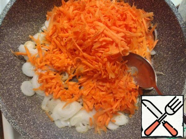 Add to the onion carrots grated on a large grater (you can cut into strips, so it will even be more correct, but then the onion and carrots are immersed in the pan at the same time).