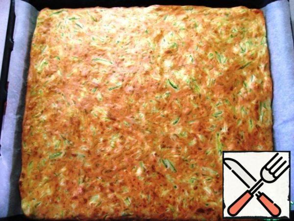 Send to bake in a preheated oven to 200 degrees until Golden for 25-30 minutes (we focus on the features of your oven).

Remove the ready zucchini layer for the roll from the oven and let it cool.