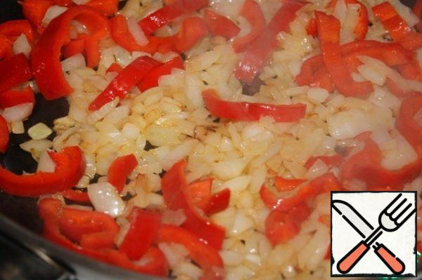 Heat 1 tbsp olive oil with 1 tbsp butter in a pan, simmer the onion and garlic for 2 minutes until transparent, stirring constantly. Add the chopped pepper and simmer for another 2-3 minutes.