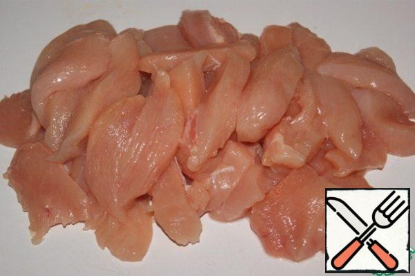 Do not wash the pan, heat the olive oil and butter in it, fry the chicken cut into small pieces in it. Pour in the cognac, set it on fire, i.e. flambate it. Unfortunately, the photo with flaming did not work.