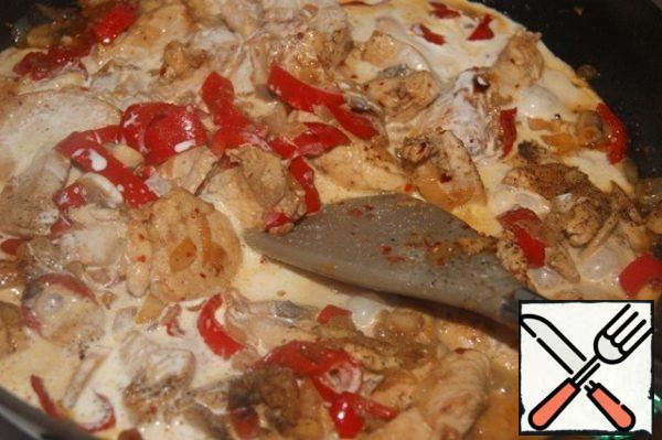 Add the vegetables to the chicken, add salt and pepper, mix and pour in water, simmer for 2 minutes. Then pour in the cream, mix and simmer until tender.