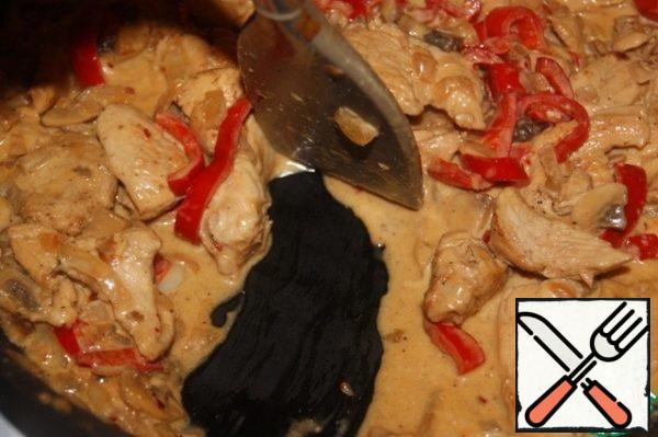 Readiness to determine by passing a spatula on the bottom of the pan, if the sauce is not going very quickly, the dish is ready.