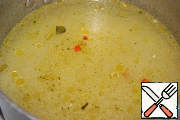 Pour the broth into it, bring it to a boil, remove the heat to a minimum and cook until the broth has completely evaporated.