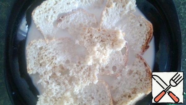 Fill the bread with milk and leave to swell for 10-15 minutes.