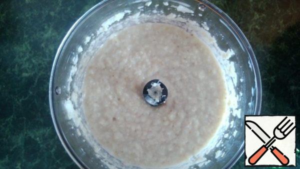 Using a blender, chop the onion, garlic and bread, pre-squeezed from the milk.