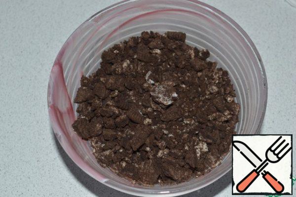 Crumble the cookies.