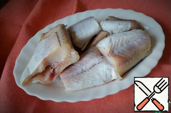 To gut the fish, remove fins, wash, dry.
Cut into pieces and add a little salt.