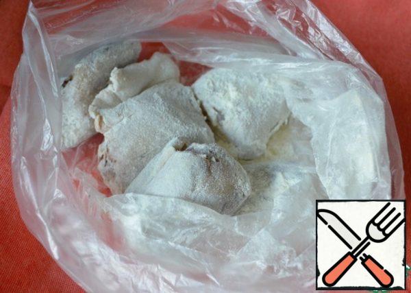 Preheat the pan, pour in the vegetable oil.
Pieces of fish breaded in flour.