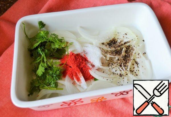 Fry the fish. Allow to cool slightly, then remove the bones.
In a container (glass, ceramic, enameled), mix the onion feathers, both types of pepper, herbs, sugar and vinegar.